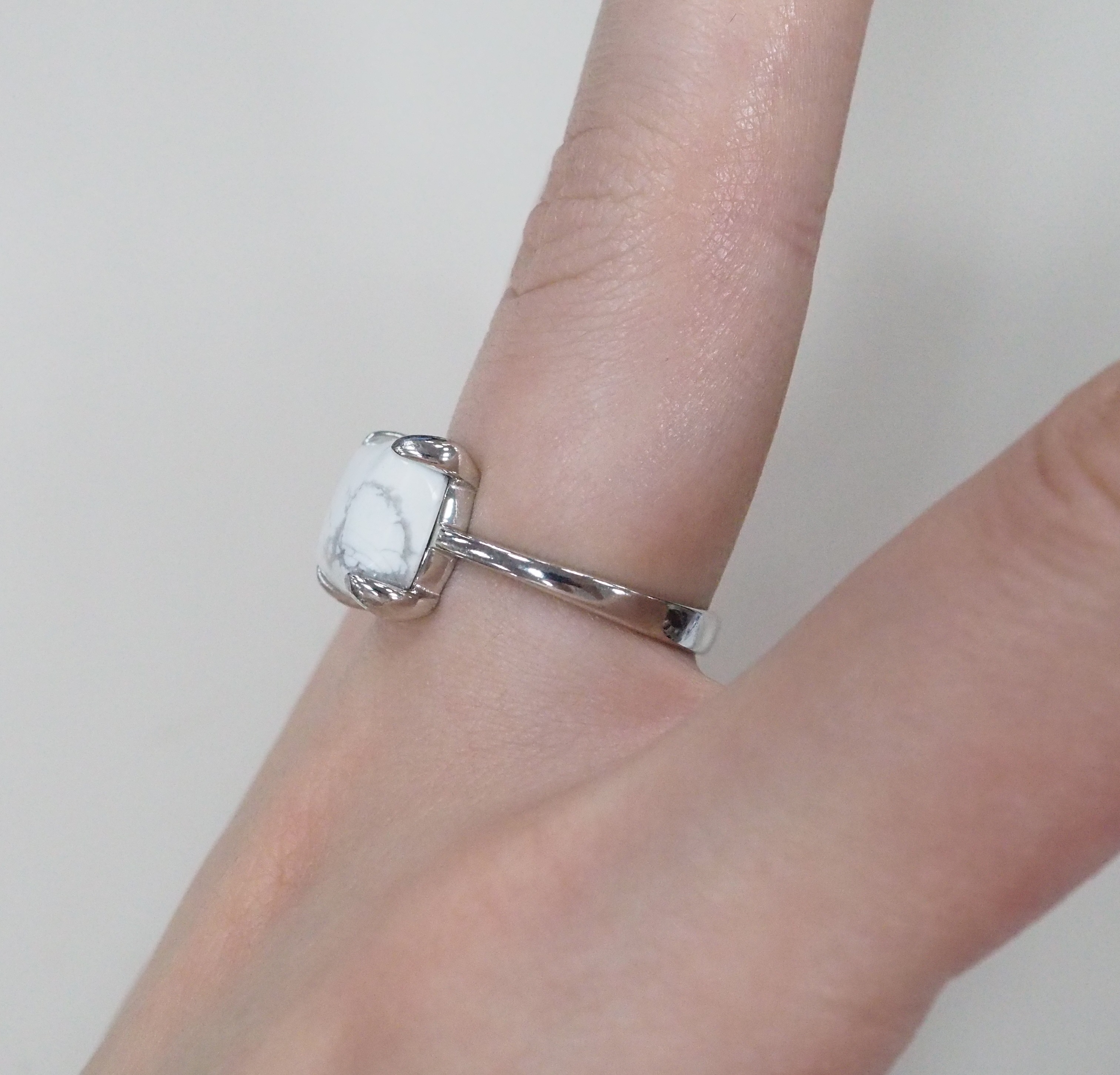 Серебряное кольцо с кахолонгом